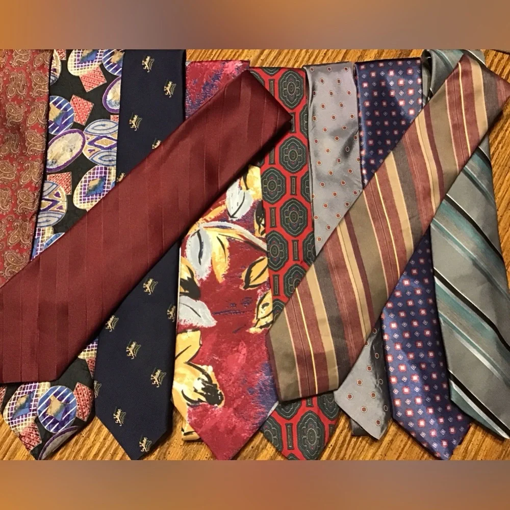 Up for sale is a total of 10 men’s neckties J6